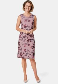 Robe sans manches en tissu rose clair avec un motif floral dans des tons de rose foncé et de violet, longueur genou avec une coupe droite.