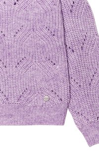 Lila gestrickter Pullover mit einem strukturierten Muster, das ein kompliziertes Design und einen kleinen metallischen Logoakzent am Saum aufweist.