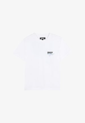 T-shirt en coton blanc à manches courtes. Sur le devant à gauche, « DKNY EST. 1989 » et « NEW YORK » en texte bleu et noir. Col rond.