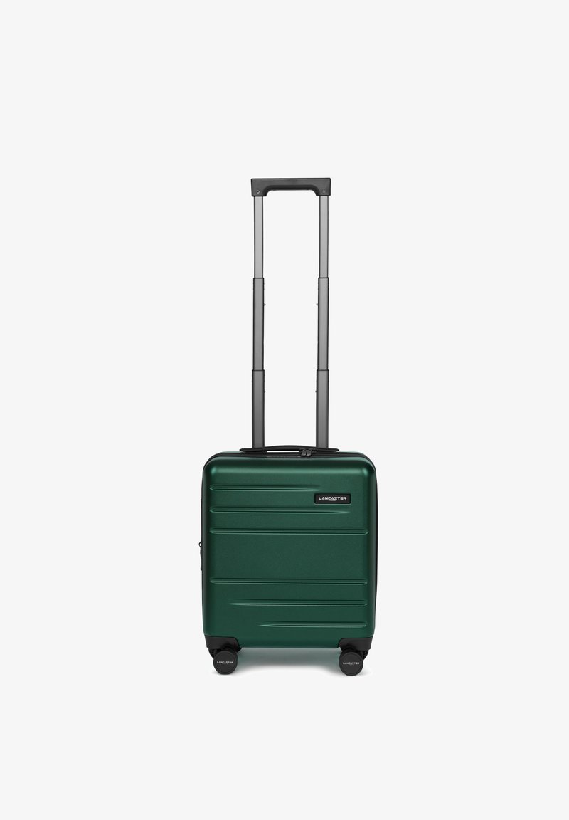 Harde koffer in donkergroen met subtiele horizontale ribbels, uitschuifbare zwarte handgreep en vier zwarte wielen voor mobiliteit.