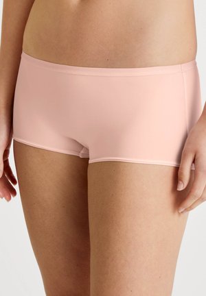 Lichtroze bokser shorts gemaakt van een gladde stof. Heeft een mid-rise taille en zoom met een eenvoudig, naadloos ontwerp. Geen patronen of hardware zichtbaar.