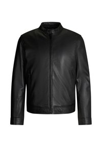Giacca di pelle nera con colletto alto, chiusura frontale con zip e tasche laterali; texture liscia e design minimalista.