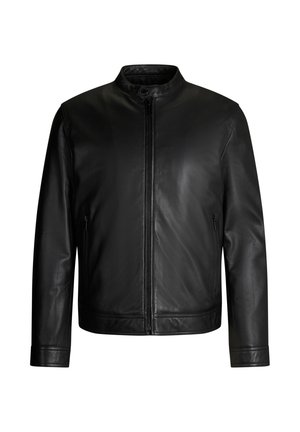 Giacca di pelle nera con colletto alto, chiusura frontale con zip e tasche laterali; texture liscia e design minimalista.