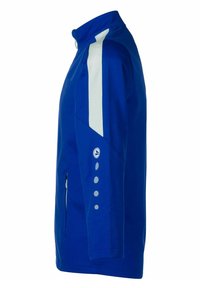 Giacca sportiva blu realizzata in tessuto leggero, con colletto alto, pannello spalle bianco a contrasto, tasche con zip e bottoni decorativi.