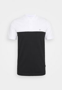 Černé a bílé polo tričko s rozděleným designem. Krátké rukávy, límečkový krk a malé logo značky v levém horním rohu. Materiál směsi bavlny.
