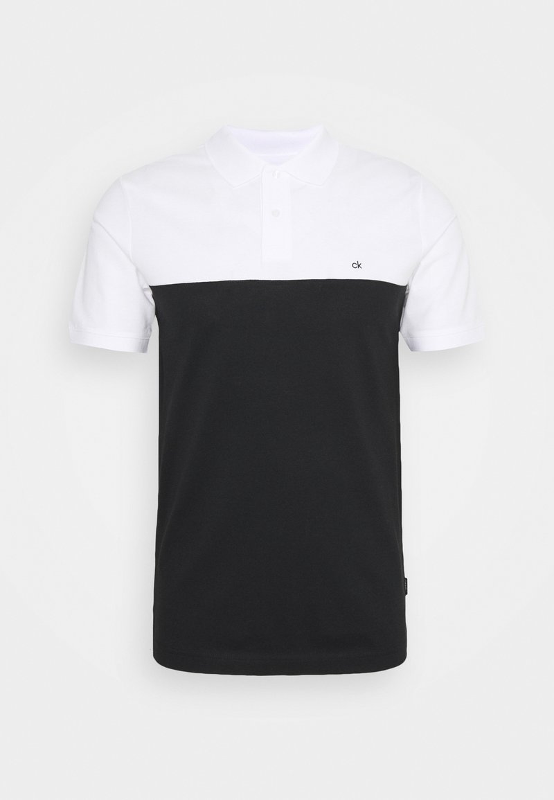 Černé a bílé polo tričko s rozděleným designem. Krátké rukávy, límečkový krk a malé logo značky v levém horním rohu. Materiál směsi bavlny.