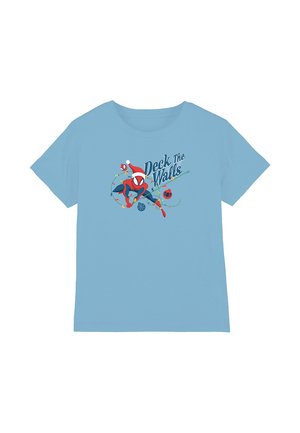 Hellblaues Baumwoll-T-Shirt mit einem Grafikdesign eines Charakters in einer Weihnachtsmütze, umgeben von festlichen Dekorationen und Text.