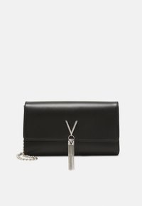 Borsa a pochette sintetica nera con tracolla in catena argentata, hardware a forma di V e dettaglio decorativo con frange, dal tessuto liscio e raffinato.