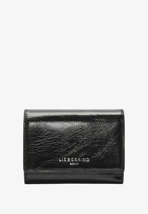 Czarny portfel ze skóry o błyszczącym wykończeniu, z klapką do składania i wytłoczonym nazwiskiem marki, prezentujący pomarszczoną fakturę.