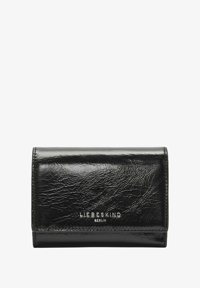 Czarny portfel ze skóry o błyszczącym wykończeniu, z klapką do składania i wytłoczonym nazwiskiem marki, prezentujący pomarszczoną fakturę.