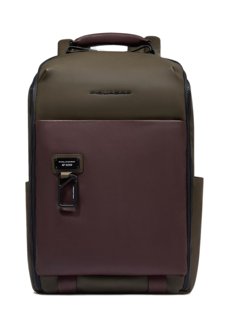 Sac à dos en cuir vert foncé et bordeaux avec fermeture éclair, poignée supérieure, poche avant et détail de marque. Finition texturée avec un design élégant.