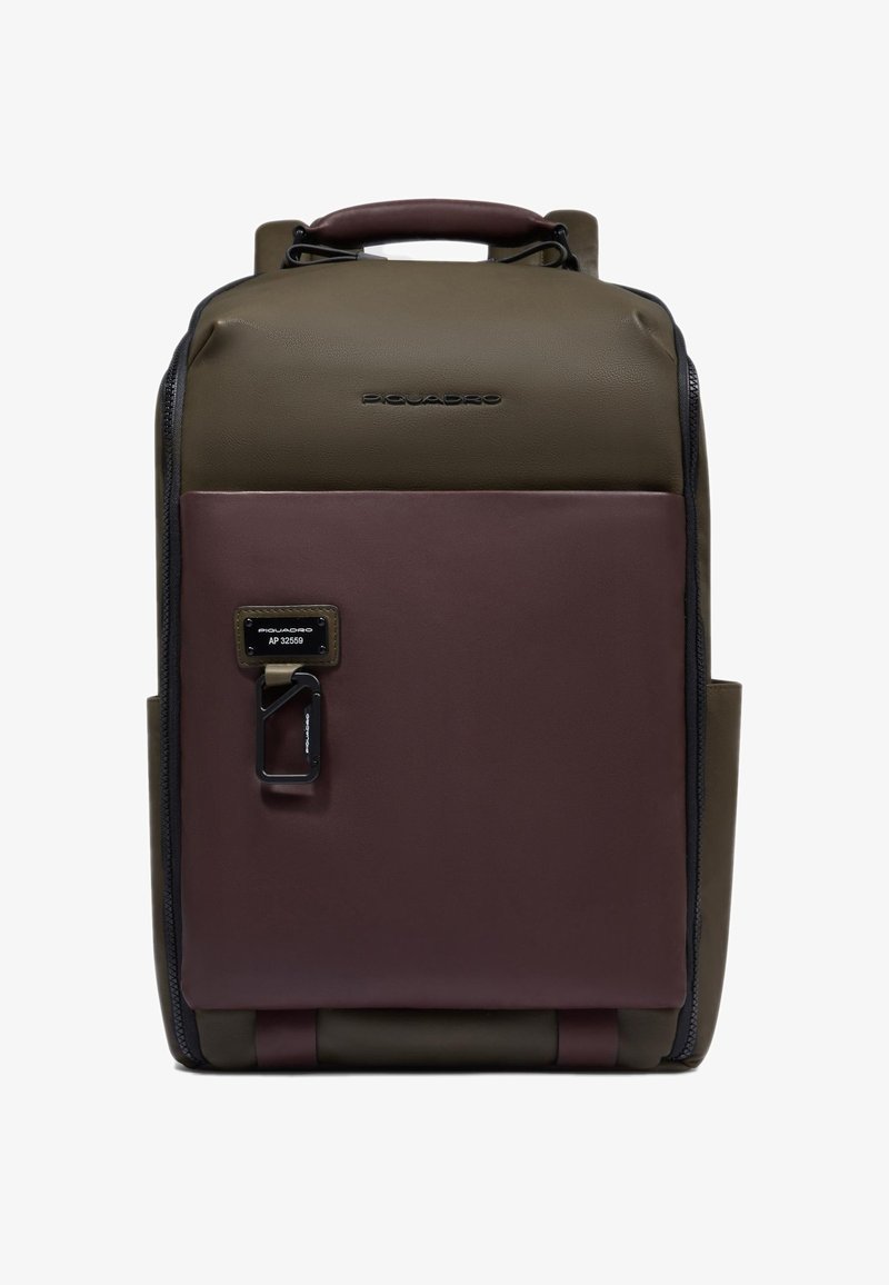 Sac à dos en cuir vert foncé et bordeaux avec fermeture éclair, poignée supérieure, poche avant et détail de marque. Finition texturée avec un design élégant.