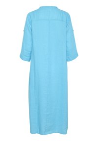 Abito in lino azzurro chiaro con taglio dritto, maniche a tre quarti e un yoke sul retro. Presenta risvolti e un design semplice e privo di cuciture.