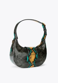 Borsa a tracolla nera con stampa pitone, decorata con accenti a motivo turchese e giallo, dalla forma curva, con manico corto e dettagli in metallo color oro.