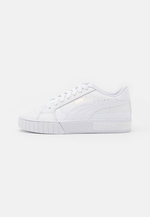 Białe sneakersy z fakturowaną skórzaną cholewką, okrągłym noskiem, płaskimi sznurówkami i gumową podeszwą z żebrowanym wzorem oraz złotymi akcentami logo.