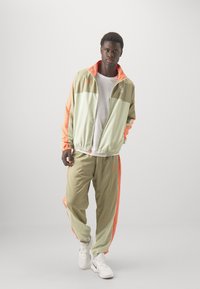 Nike Performance NBA TRACKSUIT - Træningssæt - neutral olive/olive aura/hyper crimson