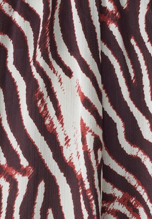 Kangas, jossa on rohkea seeprahaitaruutta, tummanpunaisilla raidoilla kermanvärisellä taustalla. Pintakuvio näyttää sileältä ja siinä on pieni kiilto.