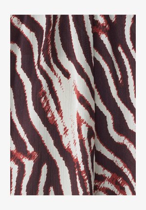 Kangas, jossa on rohkea seeprahaitaruutta, tummanpunaisilla raidoilla kermanvärisellä taustalla. Pintakuvio näyttää sileältä ja siinä on pieni kiilto.