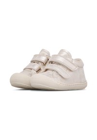 Scarpe per bambini in pelle di un leggero beige, dotate di due cinturini in velcro. Punta arrotondata e suola in gomma testurizzata con un motivo delicato.