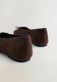 Balerini din piele întoarsă maro, cu vârf rotund și toc mic din cauciuc negru; prezintă o textură netedă și detalii minime de cusături.