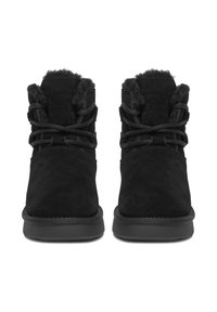 Coppia di stivali invernali neri in camoscio con fodera in pelliccia e lacci, vista frontale su sfondo bianco.