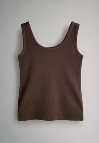 Braunes geripptes Tanktop mit rundem Ausschnitt und breiten Trägern, das eine figurbetonte Silhouette und weichen, strukturierten Stoff aufweist.