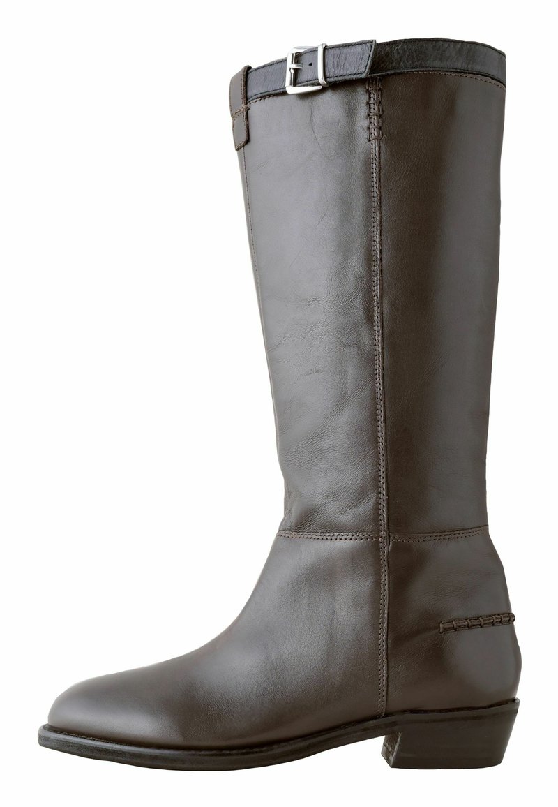 Stivale da equitazione in pelle marrone con punta rotonda, gambale alto e fibbia decorativa sul lato superiore. Presenta dettagli cuciti e un tacco basso.