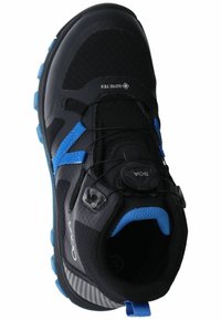 Zapatilla deportiva negra con acentos azules, parte superior de malla, puntera redonda, sistema de cordones Boa y suela de goma texturizada. Diseñada para actividades al aire libre.