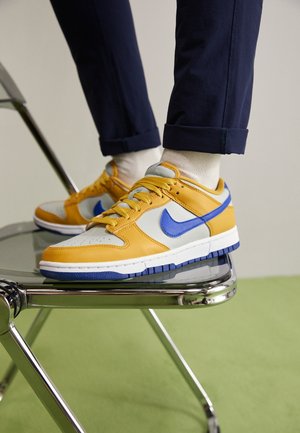 Sneakers - gold-coloured