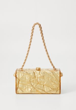 Sac à main en or avec une texture froissée, de forme rectangulaire, doté d'une chaîne en bandoulière et d'une fermeture à clapet sur le dessus. Fini lisse et brillant.