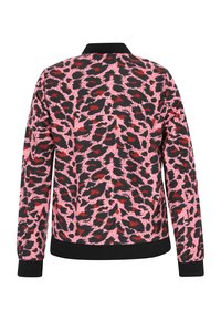 Giacca bomber a maniche lunghe con stampa leopardata rosa, nera e rossa, con colletto e orlo a coste neri. Tessuto liscio con motivo testurizzato.