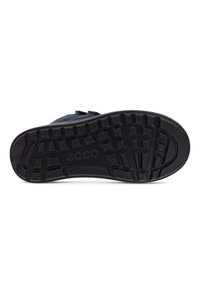 Sole in gomma nera con motivo di battistrada testurizzato, con logo in rilievo. Parte superiore blu chiaro con due cinghie regolabili per una vestibilità sicura.