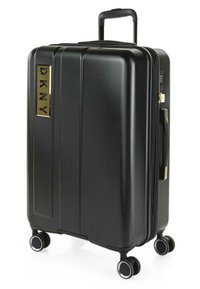 Maleta rígida negra con superficie texturizada, logotipo dorado, asa retráctil y cuatro ruedas multidireccionales para una fácil movilidad.