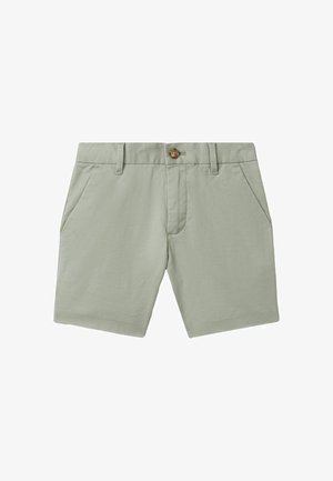 Pantalones cortos gris claro a medida con trabillas para cinturón, bolsillos laterales, botón frontal y cierre de cremallera.