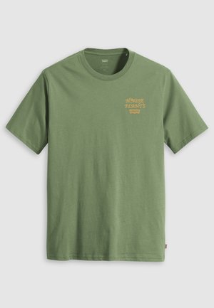 T-shirt in cotone verde con maniche corte, caratterizzato da una grafica gialla con il testo "HOUSE PLANTS" e il logo Levi's sul lato sinistro del petto.