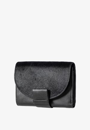 Schwarze Brieftasche mit einer strukturierten, fellähnlichen Klappe, glattem Lederkörper und rechteckiger Form. Verfügt über einen Verschluss mit Schnalle und saubere Nähte.