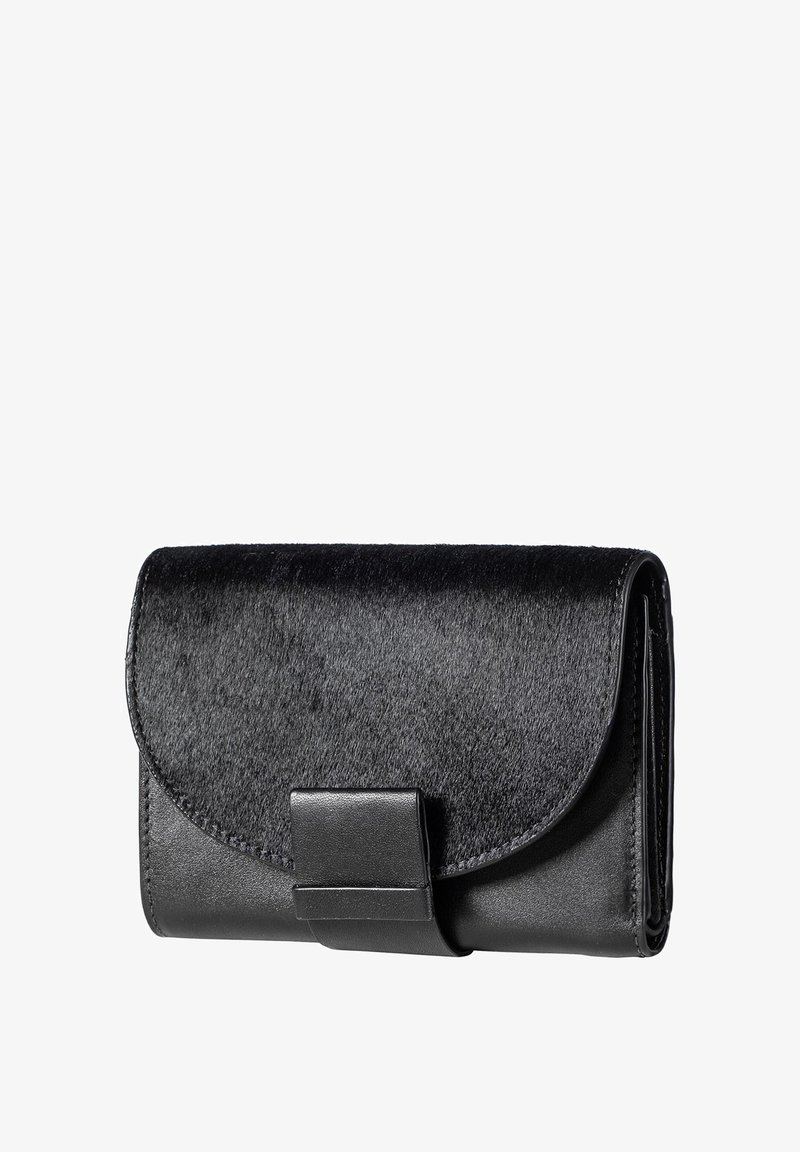 Portefeuille noir avec un rabat texturé semblable à de la fourrure, corps en cuir lisse et forme rectangulaire. Il possède une fermeture à fermoir et des coutures nettes.
