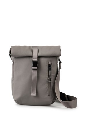 Borsa a tracolla grigia con chiusura roll-top, tasca frontale con zip, tracolla regolabile e fibbia in plastica nera su sfondo bianco.