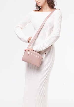 Borsa a tracolla in pelle rosa con texture liscia, forma rettangolare, dettagli in metallo dorato e tracolla rimovibile. Dimensioni compatte.