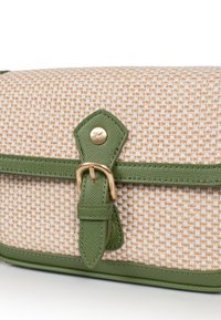 Borsa intrecciata beige con una tracolla in ecopelle verde e fibbia dorata, con superficie texturizzata e forma strutturata. Accentuata da un logo dorato.