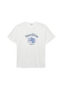 Witte katoen t-shirt met een blauw grafisch ontwerp van een sardineblik met de tekst "Sardine" en "Barcelona, Spanje" eronder. Korte mouwen, relaxed fit.