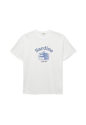 T-shirt en coton blanc avec un design graphique bleu représentant une boîte de sardines, avec le texte "Sardine" et "Barcelone, Espagne" en dessous. Manches courtes, coupe décontractée.