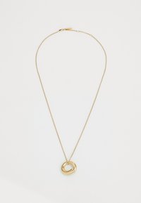 Collar en tono dorado con un colgante circular retorcido, que presenta una textura suave y una fina cadena; diseño minimalista con sutiles curvas.
