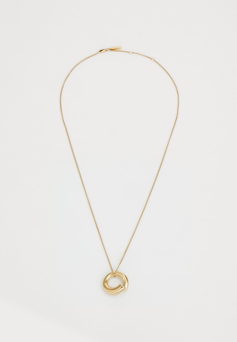 Collar en tono dorado con un colgante circular retorcido, que presenta una textura suave y una fina cadena; diseño minimalista con sutiles curvas.