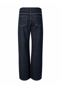 Temno modre široke kavbojke iz jeansa z visokim pasom, z zadnjimi žepi in okrasnimi kovinskimi čepi vzdolž pasu.