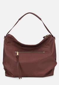 Grande borsa bordeaux con superficie testurizzata, tracolla singola e tasca frontale con zip. Presenta dettagli in metallo dorato.