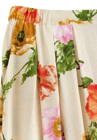 Gonna floreale con sfondo crema, presenta fiori arancioni, rosa e verdi. La vita elastica e il design plissettato aggiungono texture e movimento.