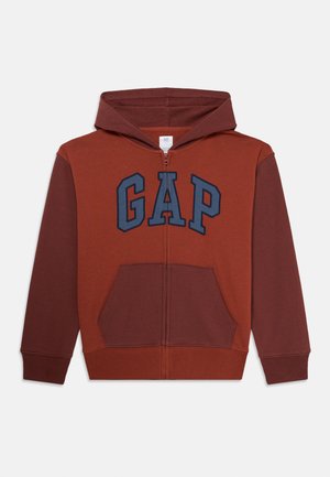 Rostfarbener und dunkelroter Reißverschluss-Hoodie mit Fronttaschen und blauem "GAP"-Logo auf der Brust.