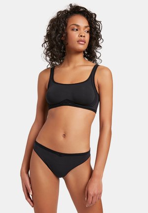 Ensemble de bikini noir comprenant un haut bralette à encolure carrée et un bas taille basse, fabriqué en tissu lisse et extensible avec des détails de couture subtils.