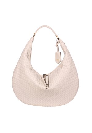 Geflochtene Leder-Hobo-Tasche in hellem Beige mit einem einzelnen geschwungenen Griff, Reißverschluss und einem kleinen Tag-Akzent. Glatte Textur und weiche Form.